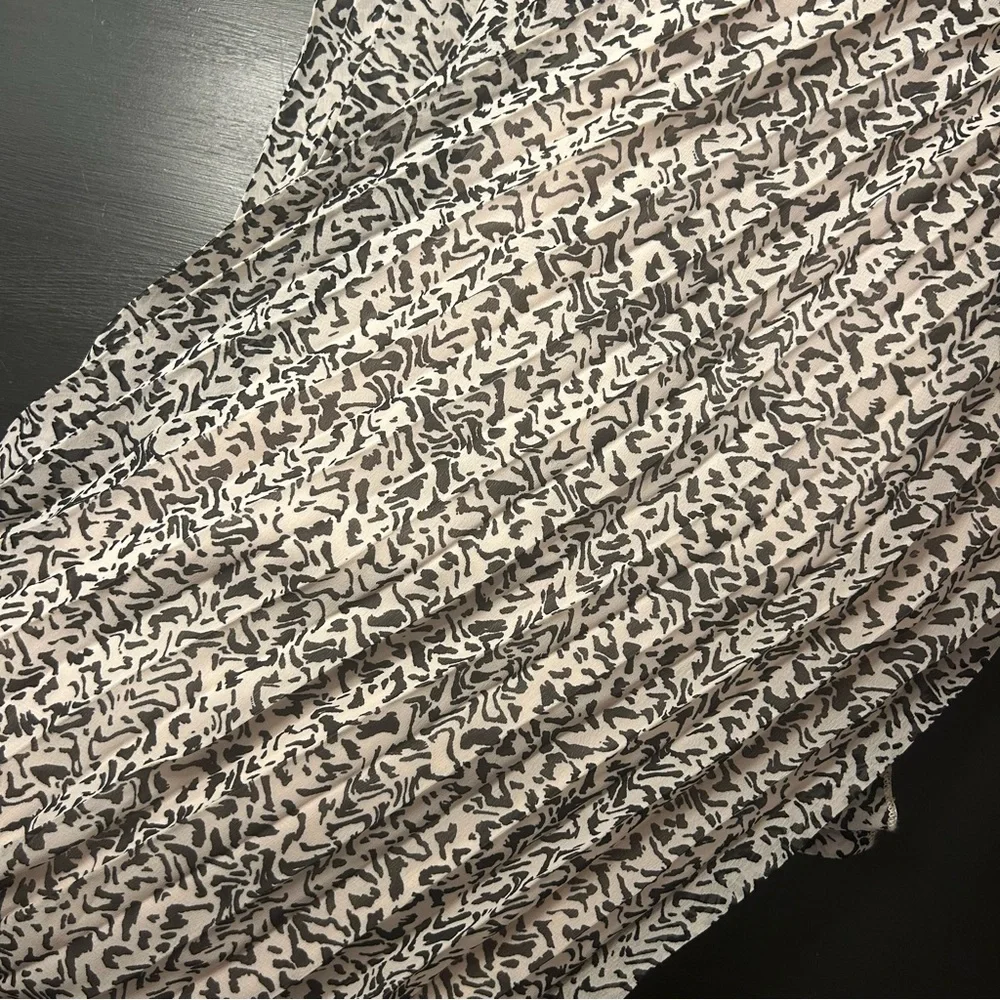 Dusty pink and black pleaded skirt - Picture 2 of 3